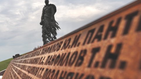 Десятки тысяч человек посетили мемориал Советскому солдатуДесятки тысяч человек посетили мемориал Советскому солдату