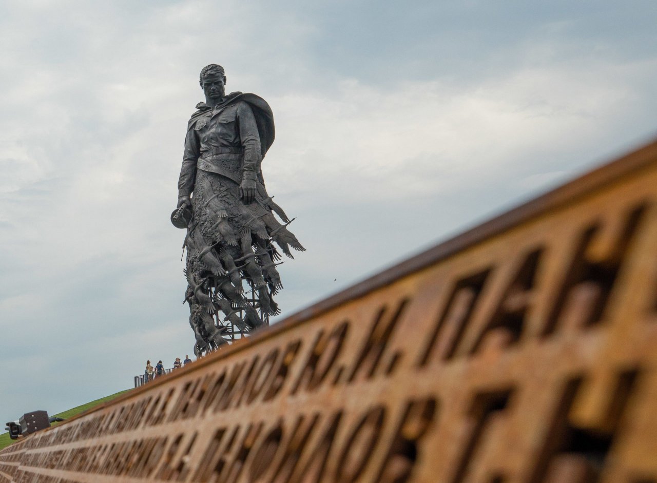 Символы Победы развернут у Ржевского мемориала