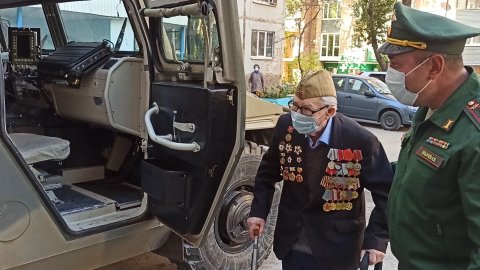 В Самаре 94-летний фронтовик прокатился по городу на бронеавтомобиле «Тигр»