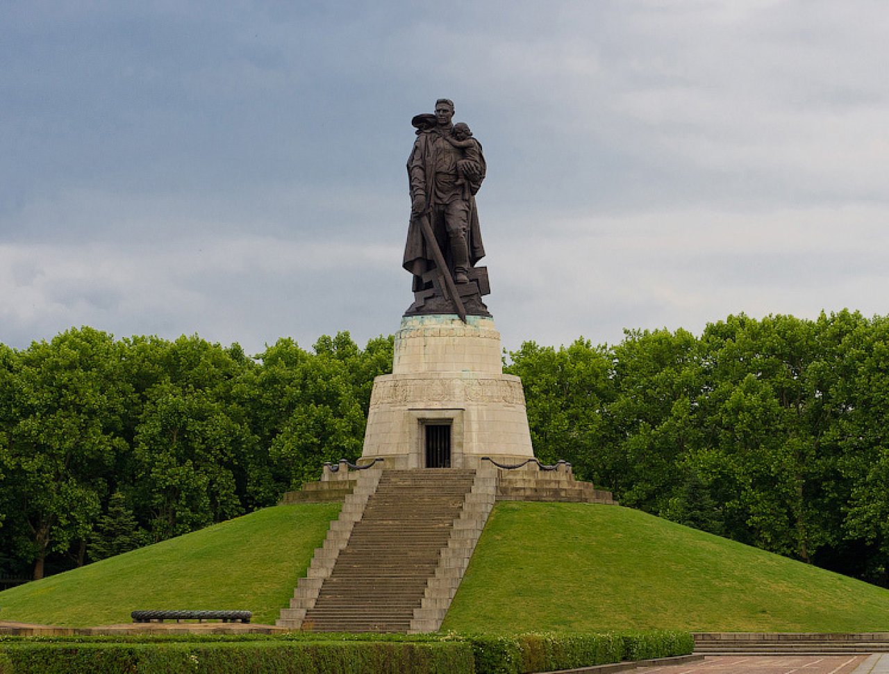 памятник советскому солдату с девочкой спасенной на руках в берлине