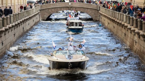 В день 77-летия Великой Победы в Санкт-Петербурге прошла акция «Бессмертная Флотилия»