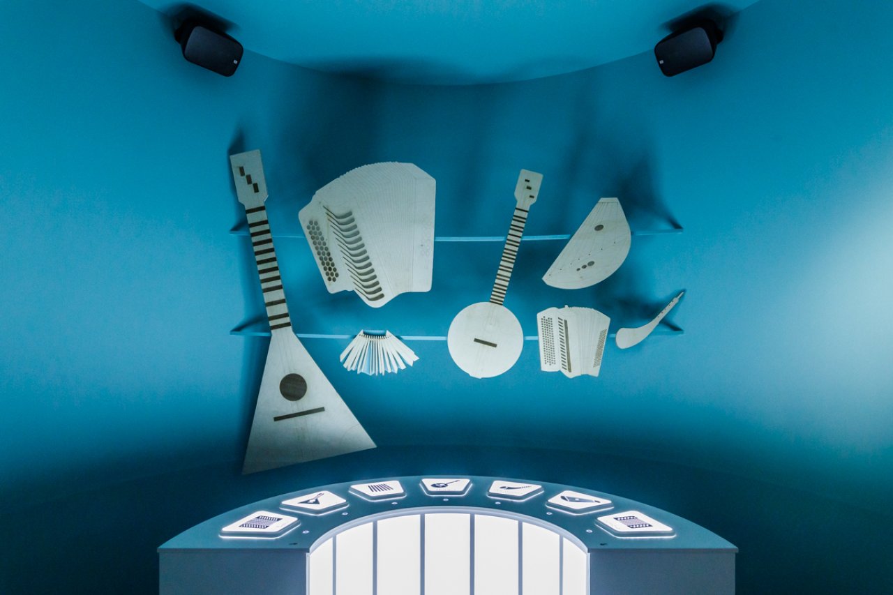 В Музее музыки открылась выставка-аттракцион «Музыкальная эволюция: от камней до нейросети»