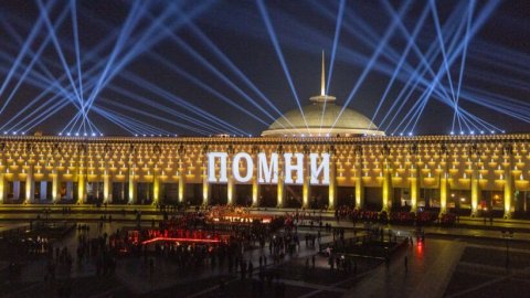 Свечи озарили площадь у Музея Победы
