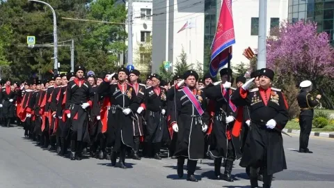 Казаки в День Победы прошли в составе парадных расчетов по городам России